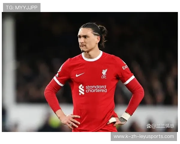 利物浦边路低平球传中，努涅斯抢点没踢正