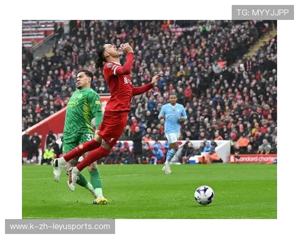 利物浦弧顶附近停球射门一气呵成